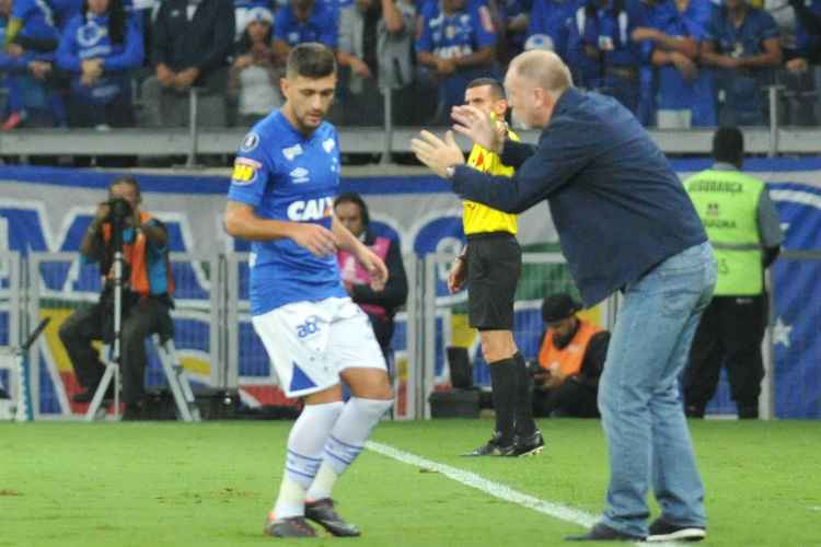 Mano Menezes (d) e Arrascaeta (e) durante a vitória por 2 a 1 do Cruzeiro sobre o Racing, em BH