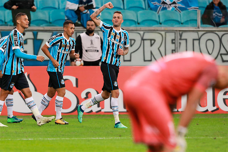 Luan chuta de fora da área e garante vitória e a liderança ao Grêmio no Grupo 2 da Libertadores