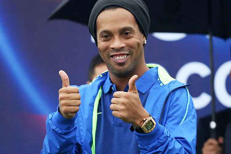 Aposentado do futebol desde janeiro, Ronaldinho Gaúcho deve celebrar matrimônio triplo em agosto
