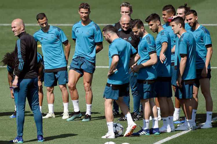 Znedine Zidane tem principais jogadores do elenco à disposição para partida contra Liverpool