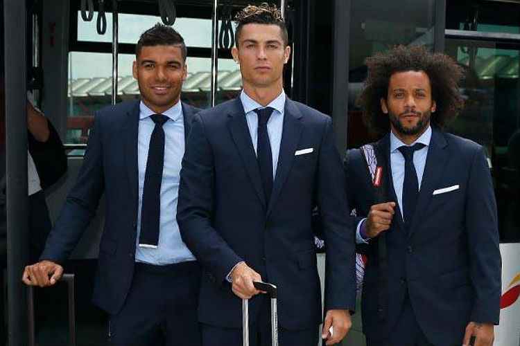 Brasileiros Casemiro e Marcelo entre Cristiano Ronaldo antes do embarque para Ucrânia