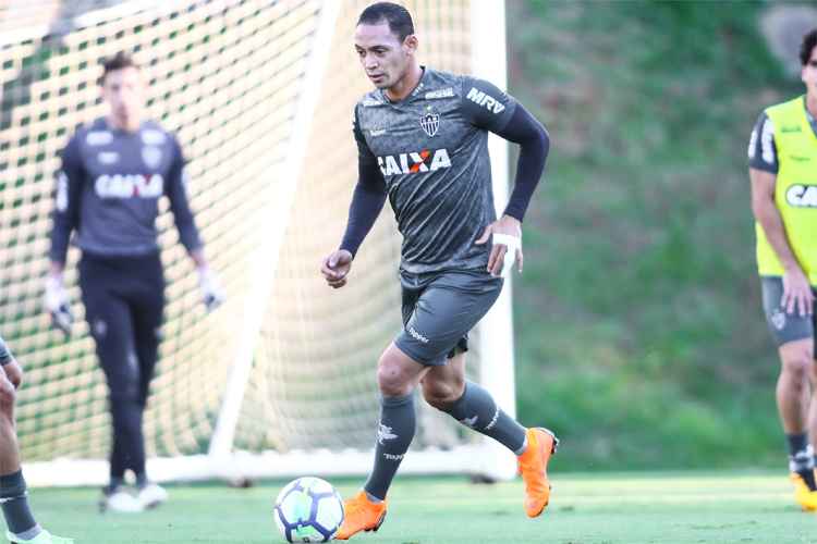 Ricardo Oliveira em ação no CT; jogador não foi ao gramado para o aquecimento dessa quinta-feira