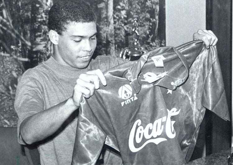 Em 1993, Ronaldo exibia, orgulhoso, a camisa do Cruzeiro, a primeira de sua vitoriosa carreira