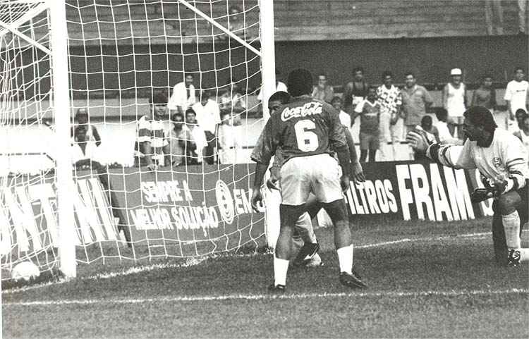 Registro do fotógrafo Paulo Filgueiras, do Estado de Minas, do histórico gol sobre Rodolfo Rodríguez