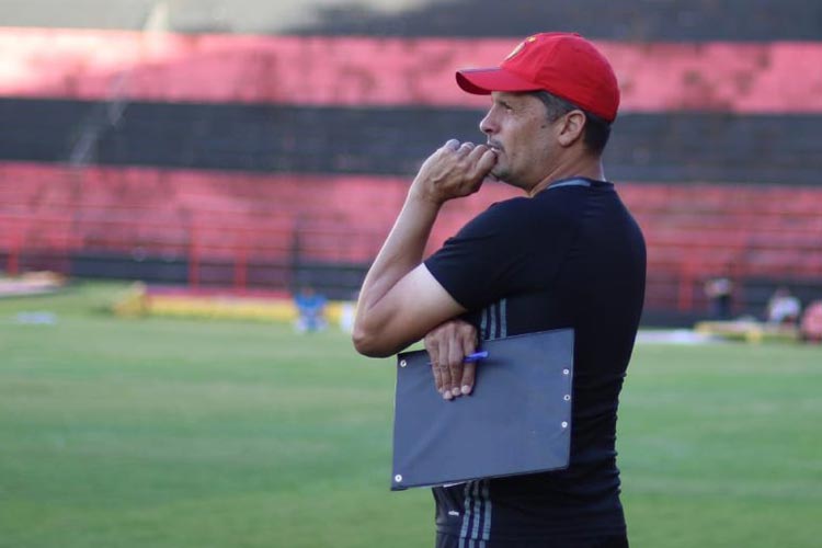 "A gente tem uma dúvida se vai iniciar no 4-1-4-1 ou se jogo mais ofensivo", apontou