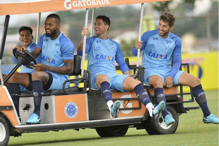 Dedé entende que, se Lucas Silva permanecer no Cruzeiro por mais tempo, jogador sairá valorizado