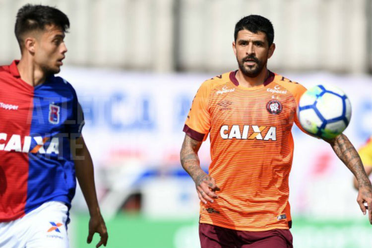 Com a derrota, o Paraná, com apenas três pontos, segura a lanterna do Brasileiro, enquanto o Furacão está na 16° colocação