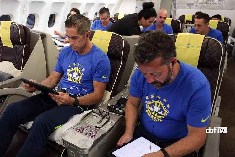 Delegação contou com muito espaço e comodidade nas oito horas que estiveram no avião