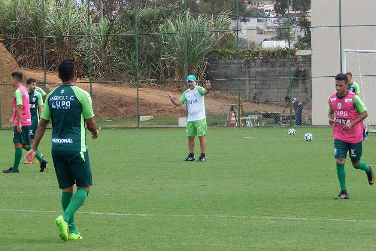 No treino desta manhã, Enderson Moreira comandou um coletivo em campo reduzido