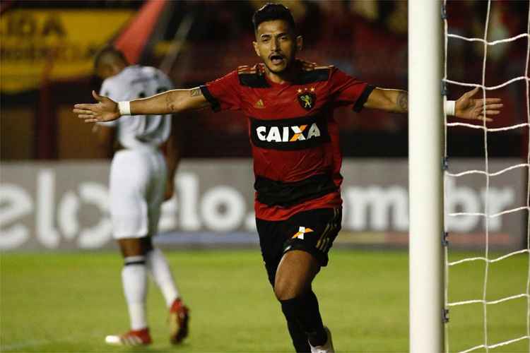 Rogério marcou o primeiro gol do jogo na Ilha do Retiro; quatro gols saíram no segundo tempo