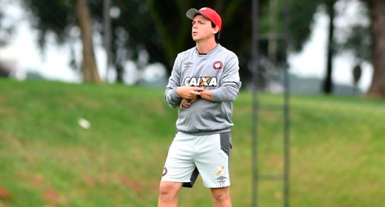 Técnico Fernando Diniz segue muito pressionado no comando do Atlético-PR