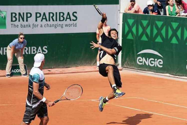 Brasileiro Marcelo Melo (dir.) garantiu vaga nas oitavas de final da chave de duplas de Roland Garros