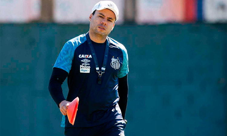 Técnico Jair Ventura luta para garantir sua permanência no comando do Santos