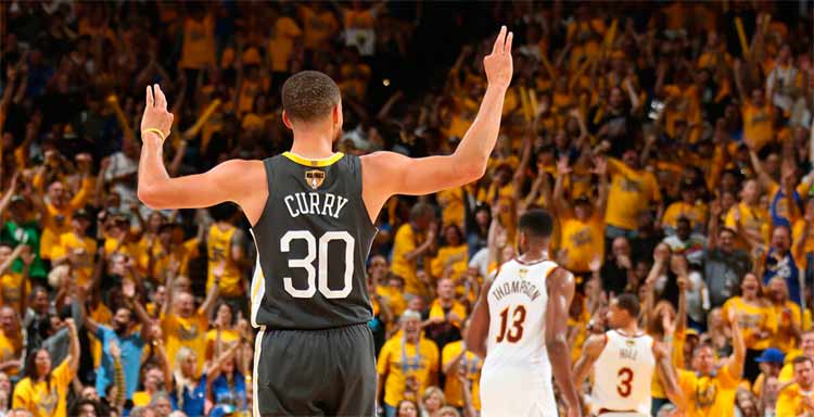 Stephen Curry foi o cestinha da vitória do Warriors, marcando 33 pontos na partida