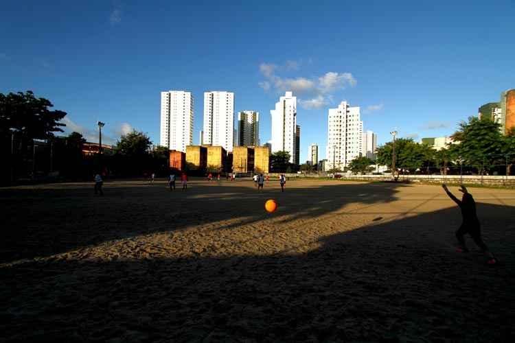 Campo do Bueirão e o contraste entre prédios de luxo e o condomínio do