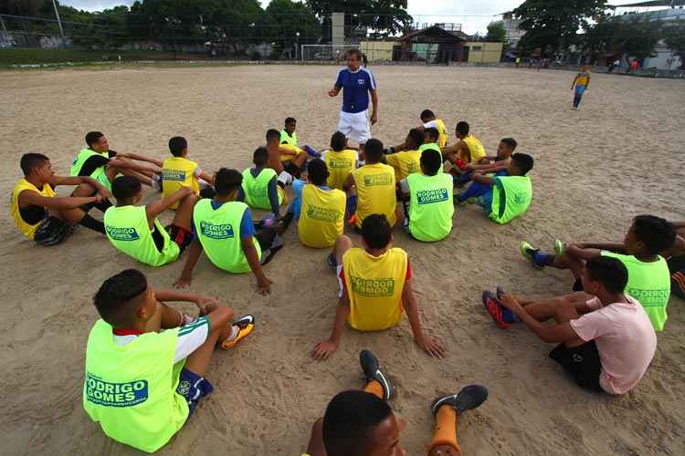 Professor Arnaldo é respeitado por toda a comunidade e elogiado por quem frequenta o campo