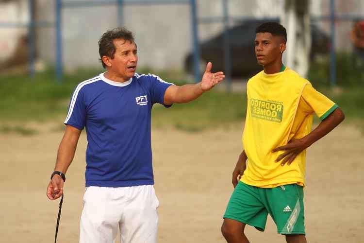 "O importante é formar o cidadão, preparar para o mundo", diz Arnaldo Gomes