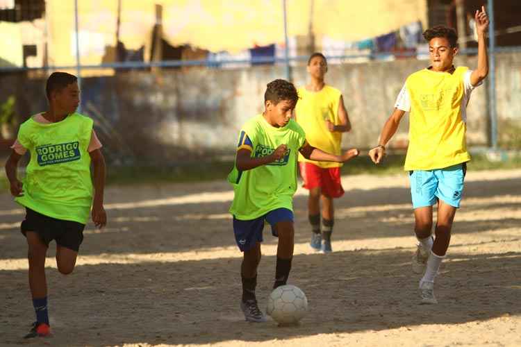 Marlinho, 12 anos, é a principal promessa entre os meninos que jogam no Campo do Bueirão