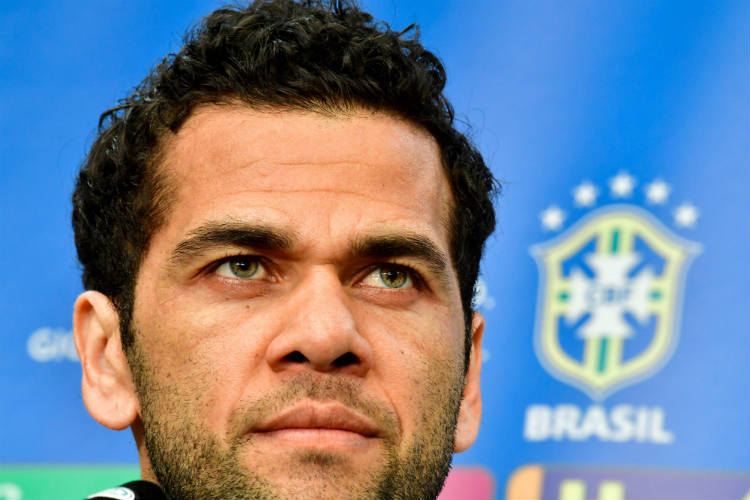 Daniel Alves se lesionou da final da Copa da França, na vitória do PSG sobre o Les Herbiers