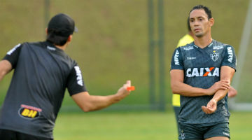 Ricardo Oliveira (dir) é esperança de gols para que o Atlético volte a vencer na temporada