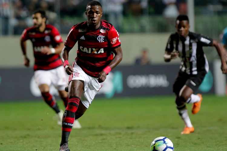 Vinícius Júnior pode desfalcar o Flamengo contra o Palmeiras