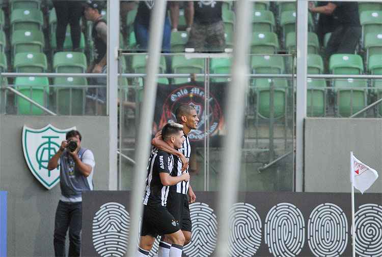 Leonardo Silva marcou o segundo gol do Atlético na vitória por 5 a 2 sobre o Fluminense, no Horto