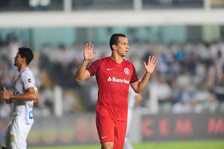 Leandro Damião balança as redes de pênalti e comemora marca de 100 gols pelo Internacional