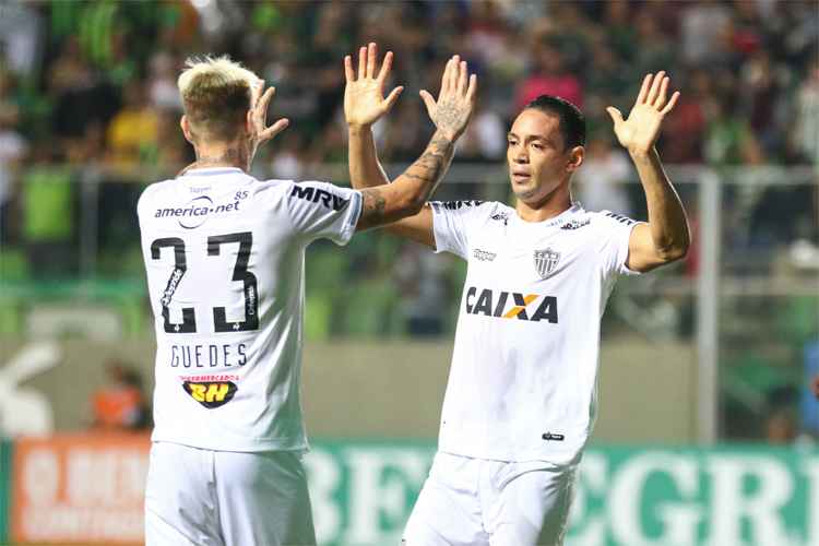 Róger Guedes cumprimenta Ricardo Oliveira em comemoração de gol marcado pelo Atlético