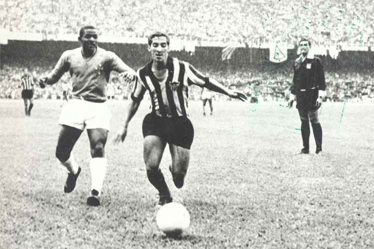 Lance do clássico entre Atlético e Cruzeiro, em 26 de novembro de 1967, no Mineirão. Na imagem, Vanderlei, do Atlético, é marcado por Zé Carlos. A partida terminou empatada por 3 a 3.