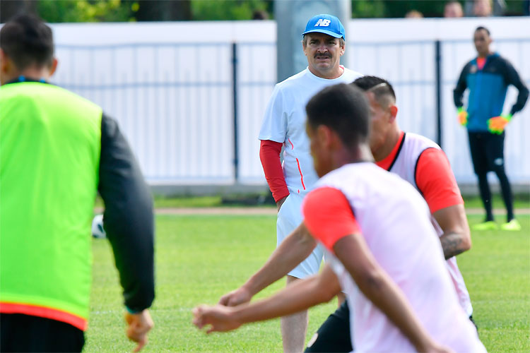 Técnico Oscar Ramírez comandou atividade em São Petesburgo, com torcida apoiando a seleção