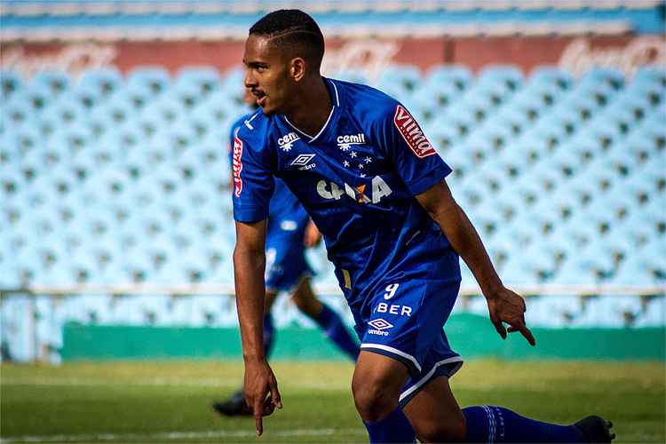 Promessa das categorias de base do Cruzeiro, Vitinho, de 19 anos, deve seguir para a Europa