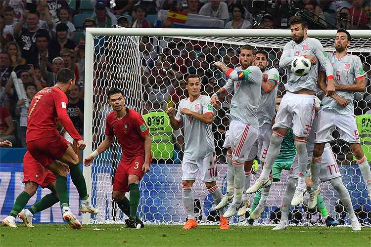 Lance em que CR7 cobra falta por cima da barreira da Seleção Espanhola e marca contra goleiro De Gea