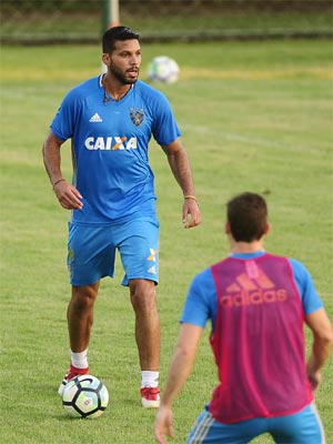 Henríquez fica de fora até do banco