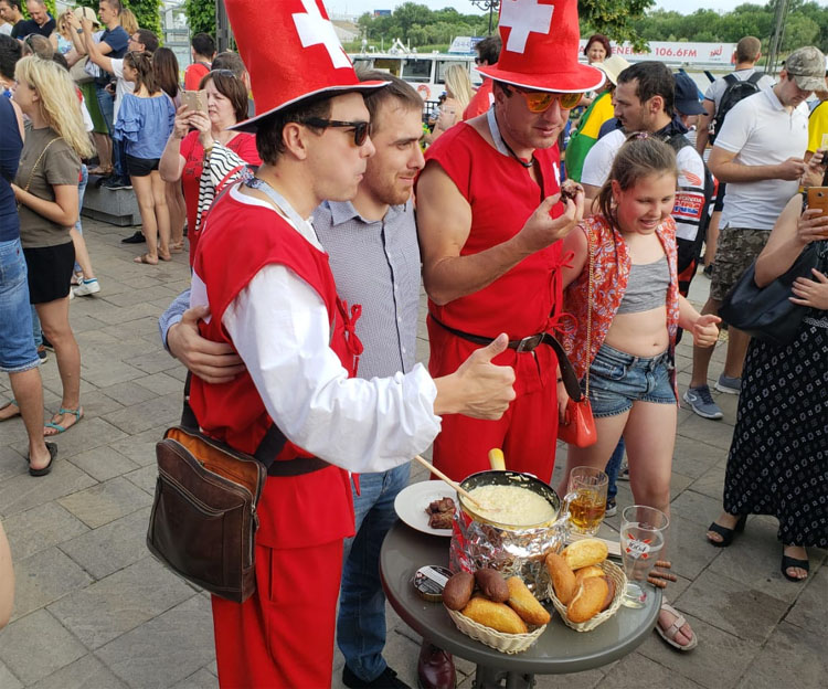 Anthony Margot e Sylvain Leuenberger viraram atração à parte nas ruas de Rostov do Don