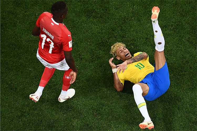 No empate por 1 a 1 entre Brasil e Suíça, Neymar foi parado por várias vezes com faltas duras