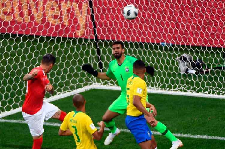 Brasileiros reclamaram de um empurrão de Zuber em Miranda no lance do gol suíço