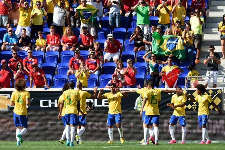Sob o comando de Dunga, a Seleção Brasileira venceu a Costa Rica em 2015, com gol de Hulk