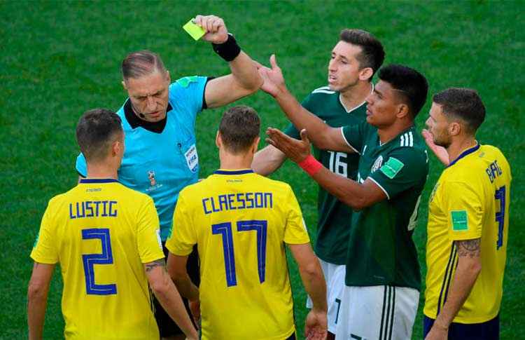 Jesús Gallardo se tornou o jogador que mais rápido recebeu um cartão amarelo na história das Copas