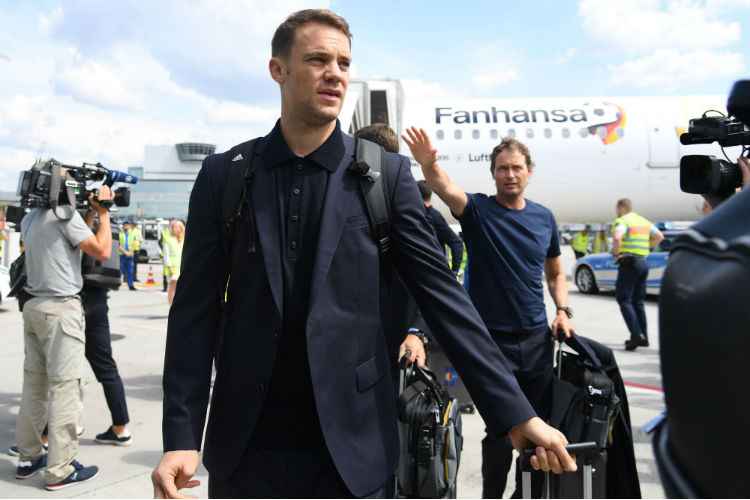 Manuel Neuer saiu em defesa do técnico Joachim Löw, que está pressionado e pode deixar o comando