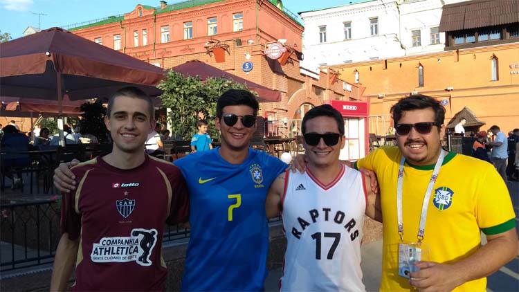 Gabriel Sallum, Pedro Campos, Pedro Carneiro e Felipe Mesquita viram jogo do Brasil em vagão do metrô