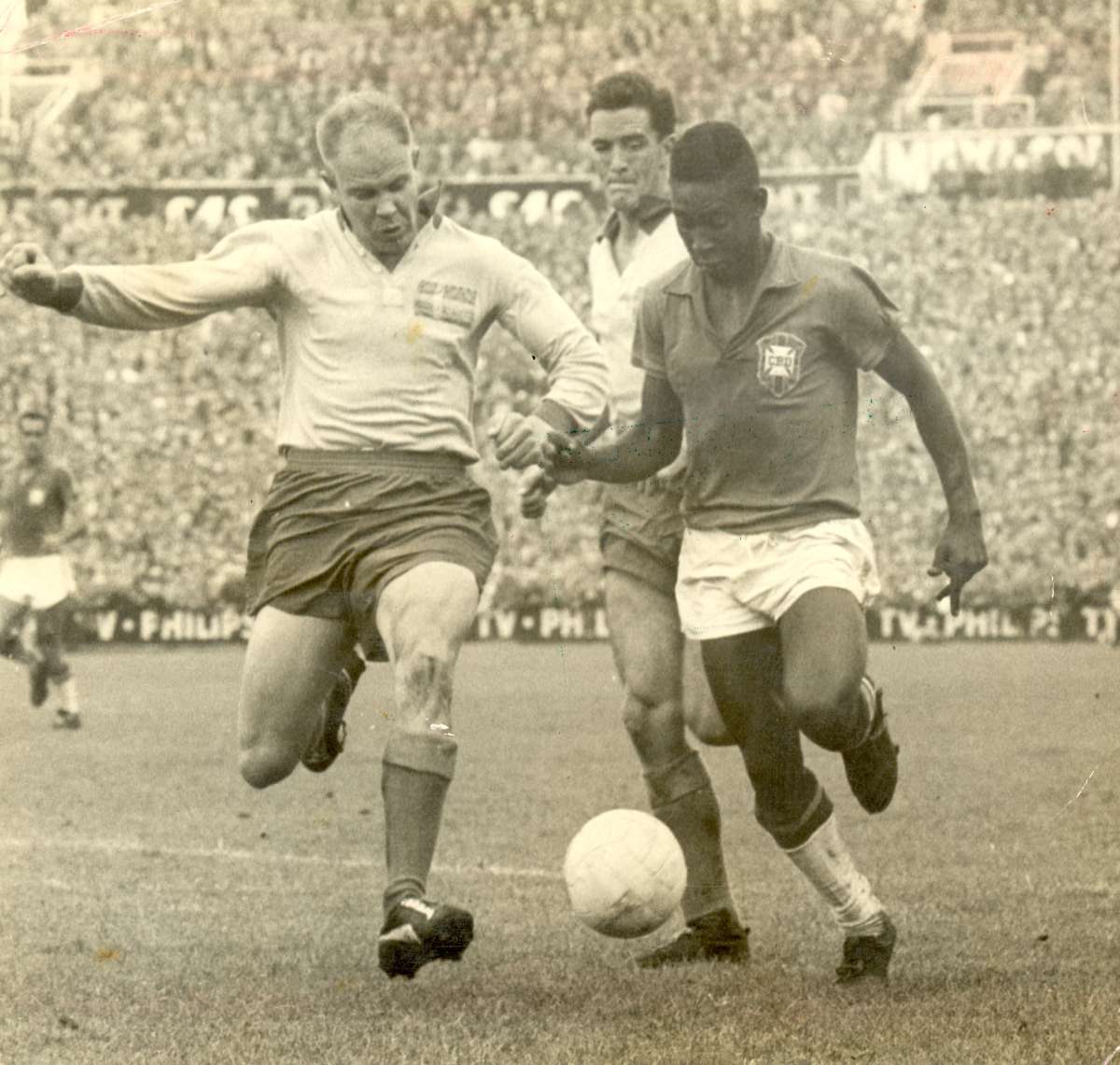 Na conquista da primeira Copa do Mundo pela Seleção Brasileira, Pelé marcou duas vezes