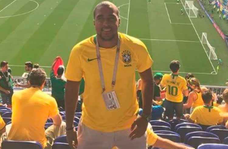 Brasileiro é escritor, e disse que teve que vender vários livros para ir à Copa do Mundo