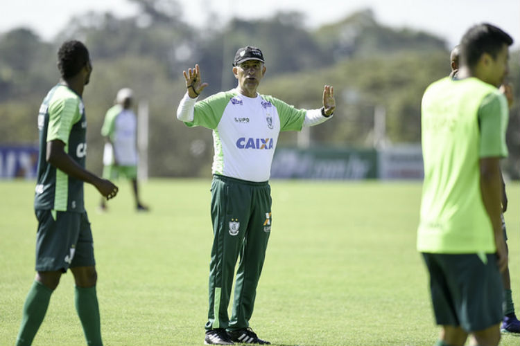 Técnico Ricardo Drubscky comandou treino tático no CT Lanna Drumond