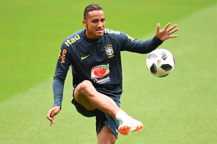 Danilo se machucou no treino desta quinta-feira, em Kazan, local da partida contra a Bélgica