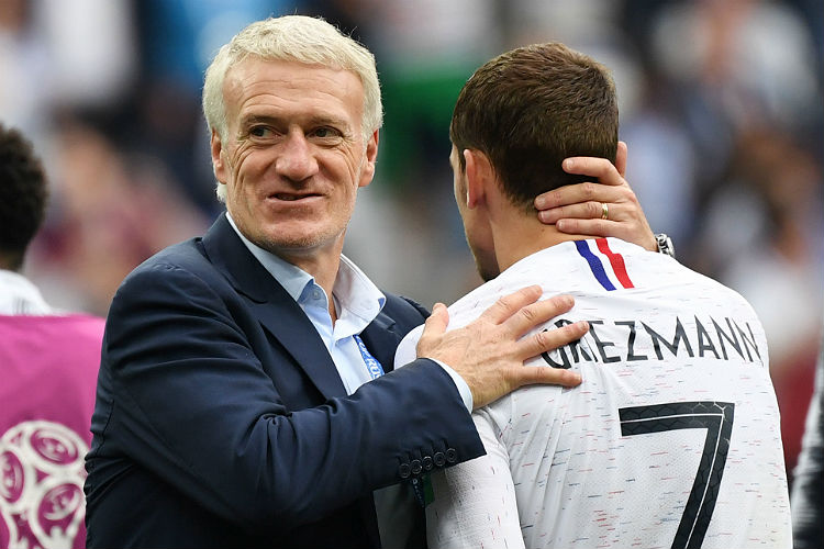 Didier Deschamps cumrpimenta Griezmann, autor do segundo gol da vitória do França sobre Uruguai 