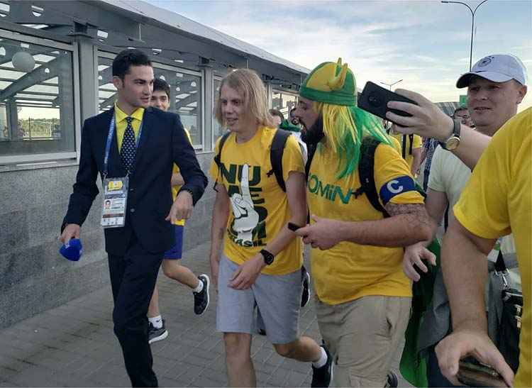 Yuri Torski, atração dos brasileiros, e Tomer Savoia, ídolo dos russos, na entrada do estádio