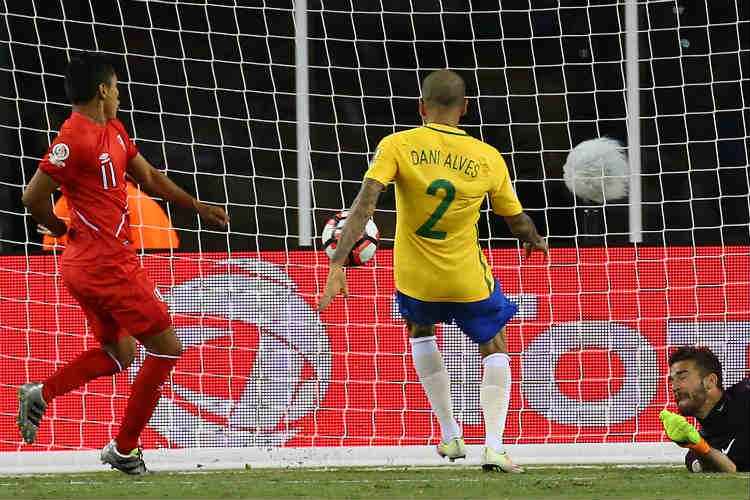 Cunha validou um gol de mão que sacramentou a vitória do Peru sobre o Brasil