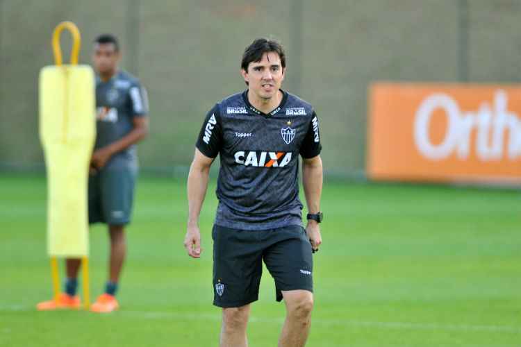 Thiago Larghi comandou trabalho tático com modificações no time para jogo-treino desta terça-feira