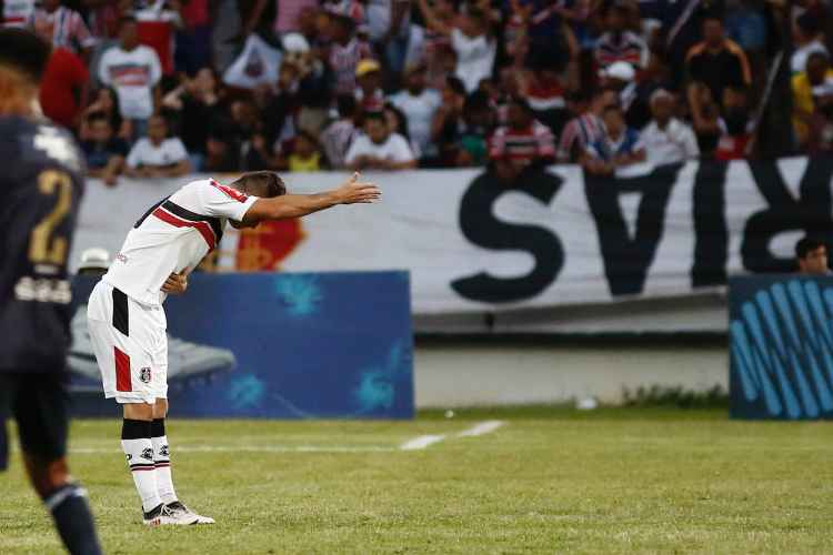Após marcar o gol da vitória sobre o Remo, atacante coral fez questão de reverenciar a torcida