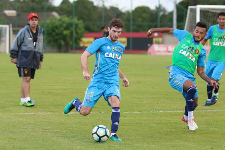 "Tenho certeza que temos condições de fazer um bom campeonato", disse o lateral Raul Prata